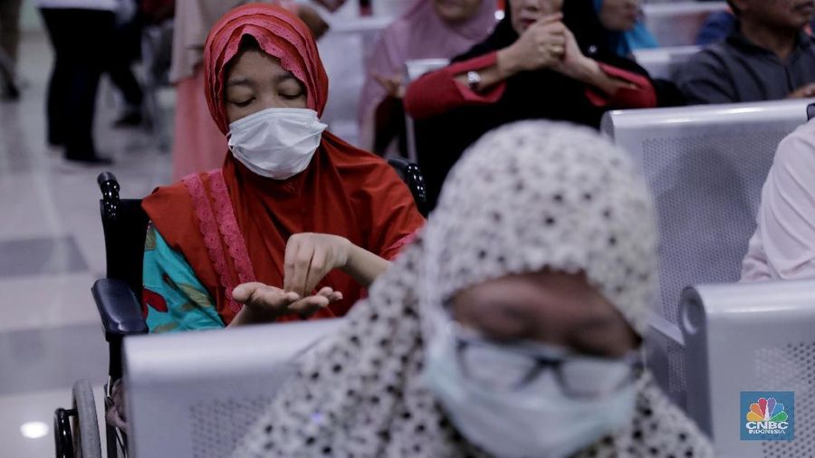 Sosialisasi dilakukan petugas dengan menyampaikan penjelasan langsung perihal virus corona kepada pengunjung rumah sakit.