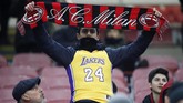 Seorang suporter AC Milan menggunakan kostum Los Angeles Lakers di laga lawan Torino. (AP Photo/Antonio Calanni)