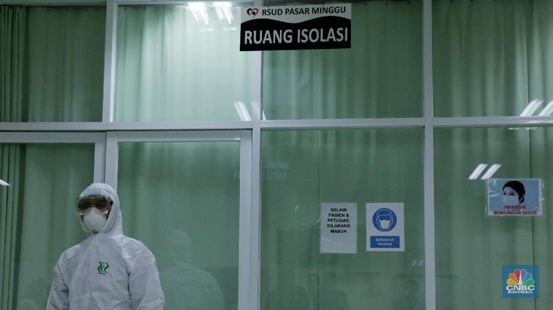 Sosialisasi dilakukan petugas dengan menyampaikan penjelasan langsung perihal virus corona kepada pengunjung rumah sakit.