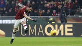 Hakan Calhanoglu berhasil membawa Milan berbalik unggul lewat gol kedua di babak perpanjangan waktu menit ke-106. (AP Photo/Antonio Calanni)