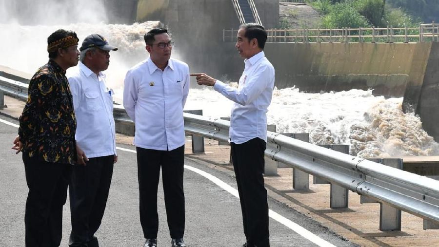 Terowongan Nanjung berdiameter 8 meter berada di kawasan Hulu Citarum di Curug Jompong untuk memperlancar aliran Sungai Citarum.