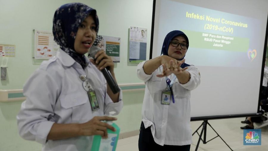 Sosialisasi dilakukan petugas dengan menyampaikan penjelasan langsung perihal virus corona kepada pengunjung rumah sakit.