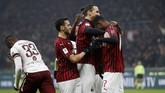 Zlatan Ibrahimovic kemudian mencetak gol keempat AC Milan di menit ke-108. AC Milan mengakhiri pertandingan dengan kemenangan 4-2. (AP Photo/Antonio Calanni)
