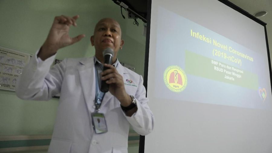 Sosialisasi dilakukan petugas dengan menyampaikan penjelasan langsung perihal virus corona kepada pengunjung rumah sakit.