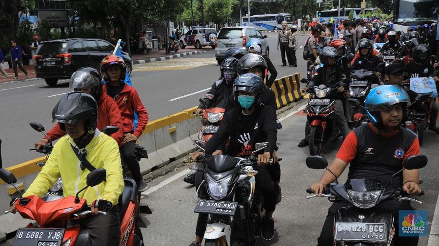 Mereka menilai, omnibus law lebih mengutamakan pengusaha sekaligus mempermudah tenaga kerja asing masuk.