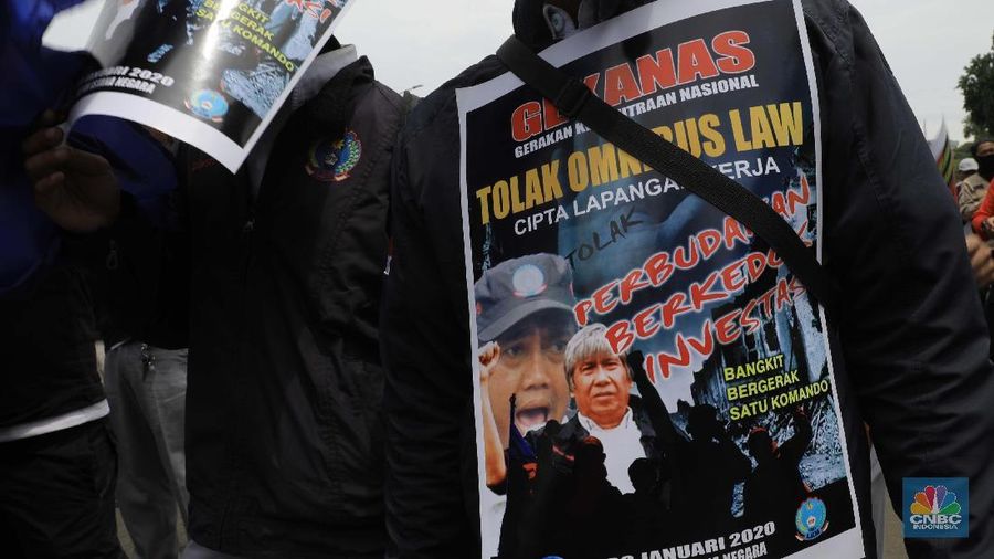 Mereka menilai, omnibus law lebih mengutamakan pengusaha sekaligus mempermudah tenaga kerja asing masuk.