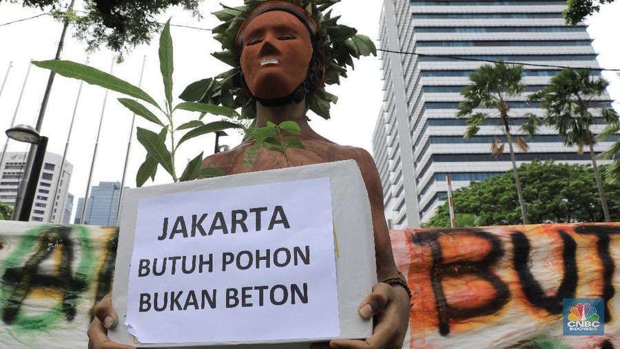 Wahana Lingkungan Hidup melakukan aksi protes di depan Balai Kota DKI Jakarta. Mereka menolak revitalisasi Monas oleh Gubernur DKI Jakarta Anies Baswedan.