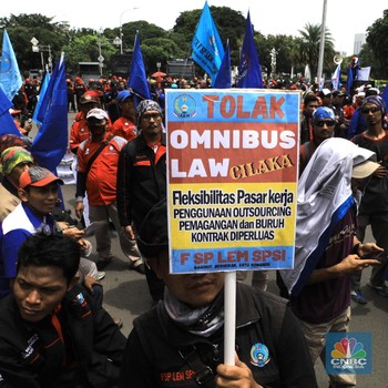 Buruh Demo di Depan Istana Tolak Omnibus Law 'Cilaka'!