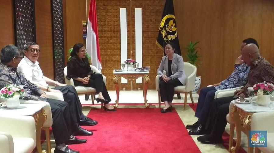 Ketua DPR, Puan Maharani bersama Menteri Keuangan Sri Mulyani, Menteri Hukum dan HAM, Yaonna Laoly, Wakil Menteri Keuangan Suahasil Nazara dan Ketua Badan Anggaran (Banggar) DPR RI Said Abdullah(CNBC Indonesia/Cantika Adinda Putri)