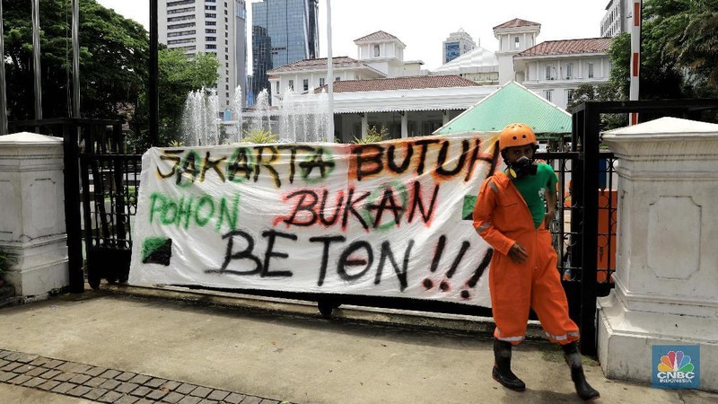Wahana Lingkungan Hidup melakukan aksi protes di depan Balai Kota DKI Jakarta. Mereka menolak revitalisasi Monas oleh Gubernur DKI Jakarta Anies Baswedan.
