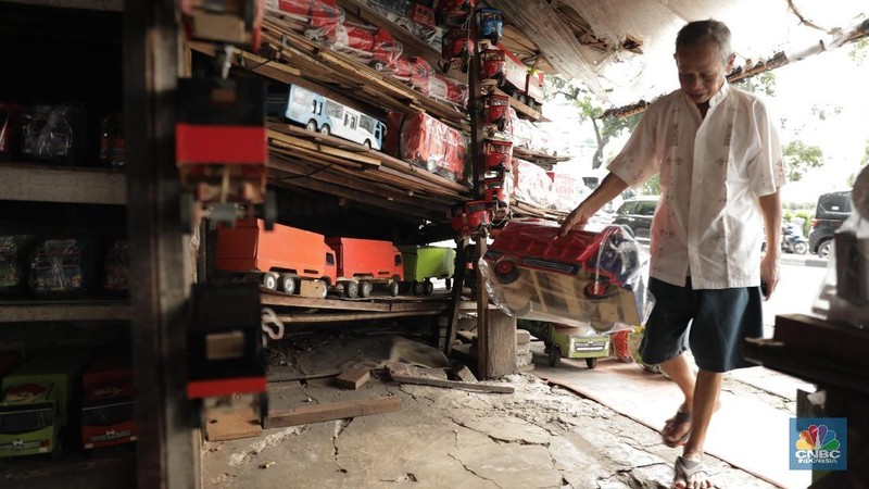 Suasana penjualan mainan kayu di lapak milik Uci (31 tahun) yang berlokasi di Jalan Raya Pasar Minggu, Jakarta Selatan, Kamis (30/1/2020).