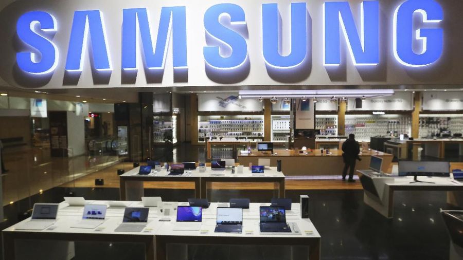 A logo of Samsung Group is seen at its shop in Seoul, South Korea, Thursday, Jan. 30, 2020. Samsung Electronics Co. said Thursday its operating profit for the last quarter fell 33.7% from a year earlier but it predicted earnings will improve in 2020, driven by a gradually stabilizing computer chip market and increasing 5G smartphone sales. (AP Photo/Ahn Young-joon)
