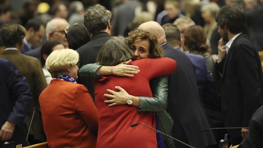 Pelukan MEP setelah pemungutan suara pada penarikan Inggris dari UE, langkah legislatif terakhir dalam proses Brexit, selama sesi pleno di Parlemen Eropa di Brussels, Rabu, 29 Januari 2020. (AP Photo/Francisco Seco, Pool)