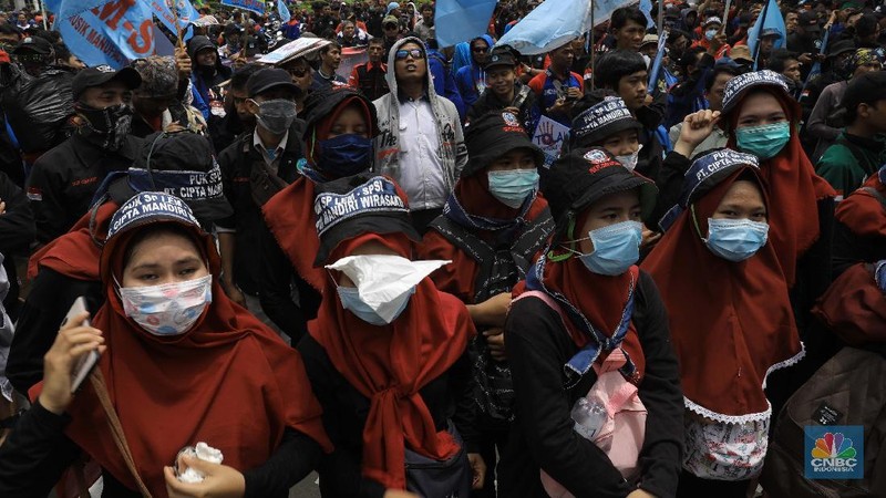 Mereka menilai, omnibus law lebih mengutamakan pengusaha sekaligus mempermudah tenaga kerja asing masuk.