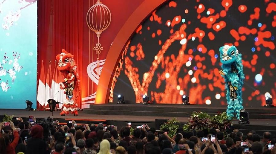 Bentuk persatuan dalam keragaman dalam perayaan tercermin melalui busana yang dikenakan oleh Presiden dan Ibu Negara
