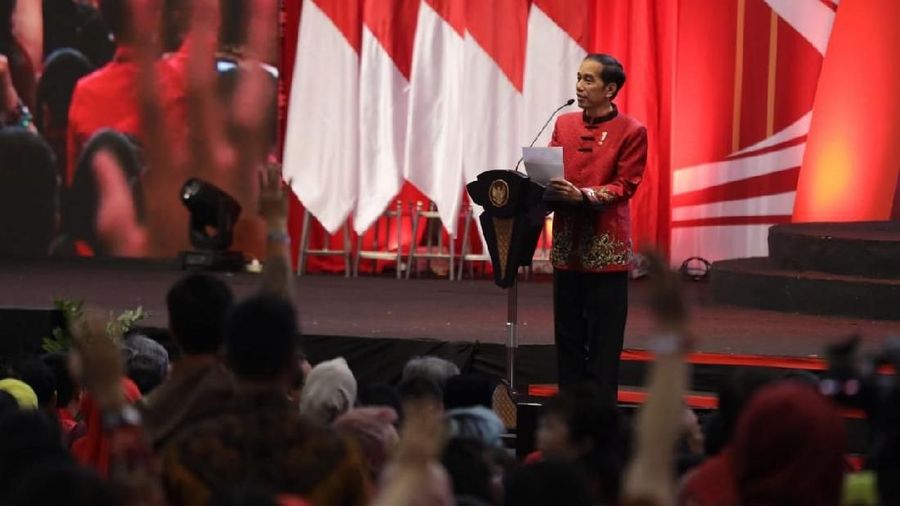 Bentuk persatuan dalam keragaman dalam perayaan tercermin melalui busana yang dikenakan oleh Presiden dan Ibu Negara