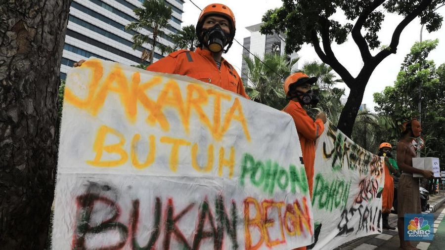 Wahana Lingkungan Hidup melakukan aksi protes di depan Balai Kota DKI Jakarta. Mereka menolak revitalisasi Monas oleh Gubernur DKI Jakarta Anies Baswedan.