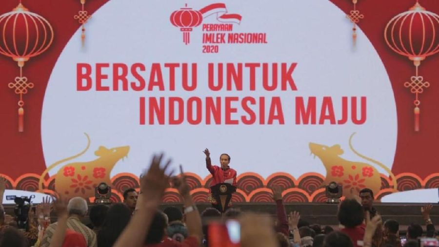 Bentuk persatuan dalam keragaman dalam perayaan tercermin melalui busana yang dikenakan oleh Presiden dan Ibu Negara