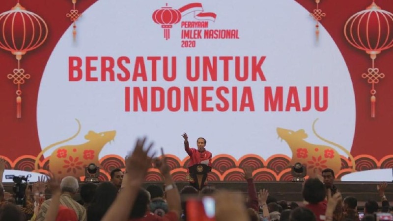 Bentuk persatuan dalam keragaman dalam perayaan tercermin melalui busana yang dikenakan oleh Presiden dan Ibu Negara