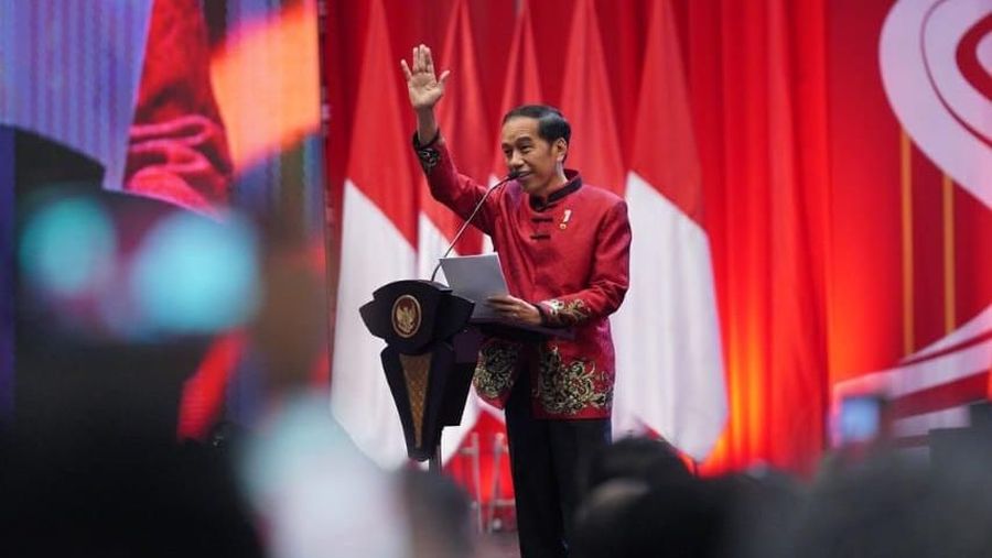 Bentuk persatuan dalam keragaman dalam perayaan tercermin melalui busana yang dikenakan oleh Presiden dan Ibu Negara