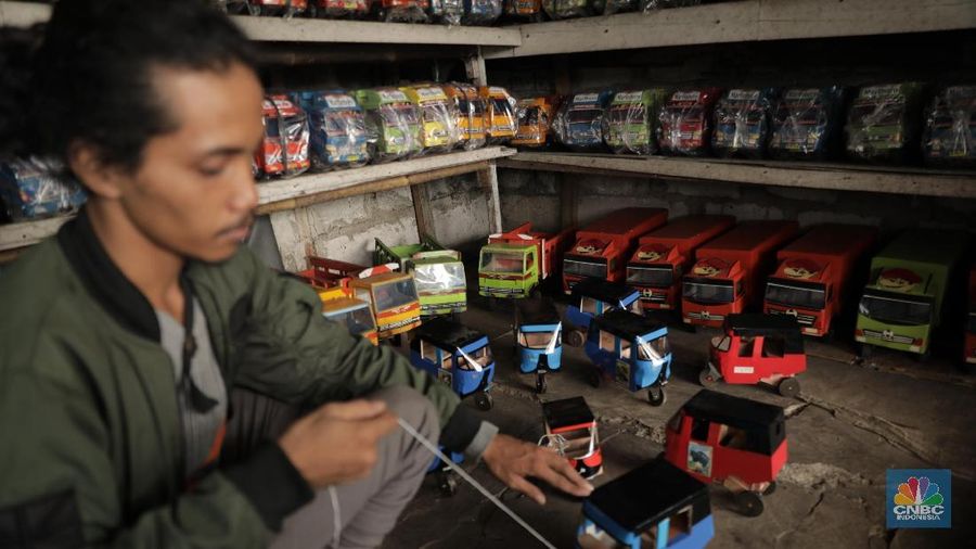 Suasana penjualan mainan kayu di lapak milik Uci (31 tahun) yang berlokasi di Jalan Raya Pasar Minggu, Jakarta Selatan, Kamis (30/1/2020).