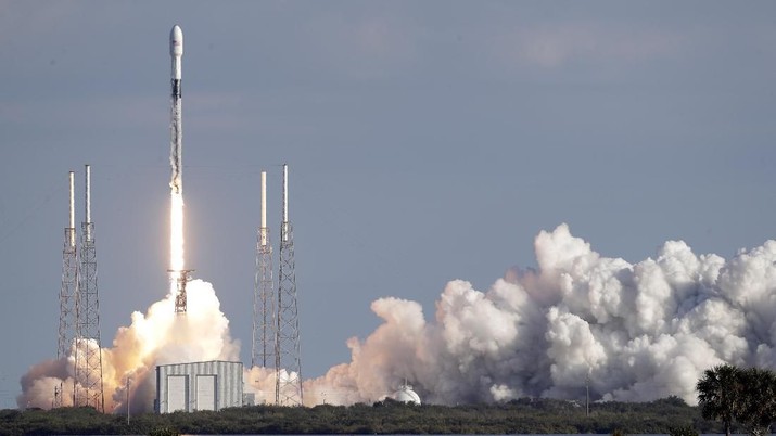 A Falcon 9 SpaceX rocket with a payload of approximately 60 satellites for SpaceX's Starlink broadband network lifts off from Space Launch Complex 40 at the Cape Canaveral Air Force Station in Cape Canaveral, Fla., Wednesday, Jan. 29, 2020. (AP Photo/John Raoux)