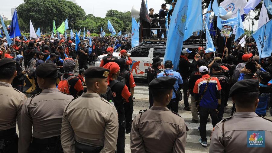 Mereka menilai, omnibus law lebih mengutamakan pengusaha sekaligus mempermudah tenaga kerja asing masuk.