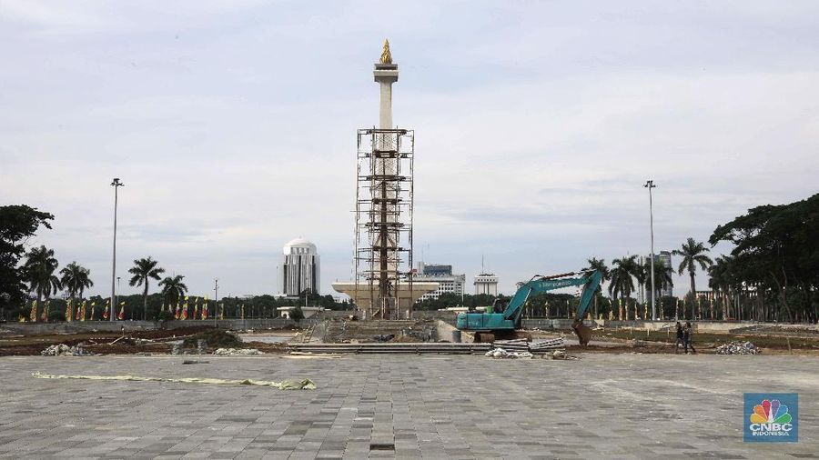 Suasana proyek Revitalisasi Monas, Jakarta, Kamis (30/1). Pemerintah Provinsi DKI Jakarta telah menyetop sementara proyek Revitalisasi Monas. Pemberhentian dilakukan sampai ada tindak lanjut dari Sekretariat Negara karena izin revitalisasi tersebut belum diajukan Gubernur DKI Jakarta Anies Baswedan. Pantauan CNBC Indonesia.com di lapangan siang ini,  pintu masuk samping IRTI Monas tertutup rapat dan tidak tampak aktivitas pekerjaan berat yang dilakukan. Namun sejumlah pekerja terlihat lalu lalang di dalam proyek tersebut. Sejumlah alat berat juga tidak beroperasi. Sisa sisa konblok tertata rapih. (CNBC Indonesia/Muhammad Sabki)