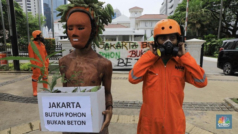 Wahana Lingkungan Hidup melakukan aksi protes di depan Balai Kota DKI Jakarta. Mereka menolak revitalisasi Monas oleh Gubernur DKI Jakarta Anies Baswedan.