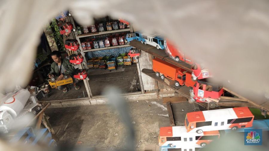 Suasana penjualan mainan kayu di lapak milik Uci (31 tahun) yang berlokasi di Jalan Raya Pasar Minggu, Jakarta Selatan, Kamis (30/1/2020).