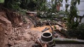 Sebagian besar warga mengaku tidak bisa menyelamatkan harta benda lantaran hujan deras dan air yang cepat merendam rumah mereka. (Photo by DOUGLAS MAGNO / AFP)