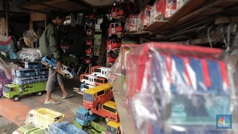 Suasana penjualan mainan kayu di lapak milik Uci (31 tahun) yang berlokasi di Jalan Raya Pasar Minggu, Jakarta Selatan, Kamis (30/1/2020).
