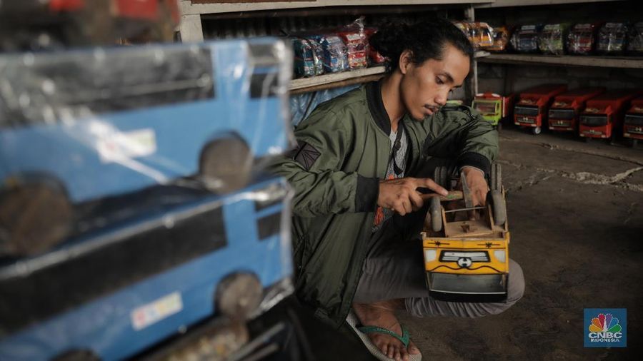 Suasana penjualan mainan kayu di lapak milik Uci (31 tahun) yang berlokasi di Jalan Raya Pasar Minggu, Jakarta Selatan, Kamis (30/1/2020).