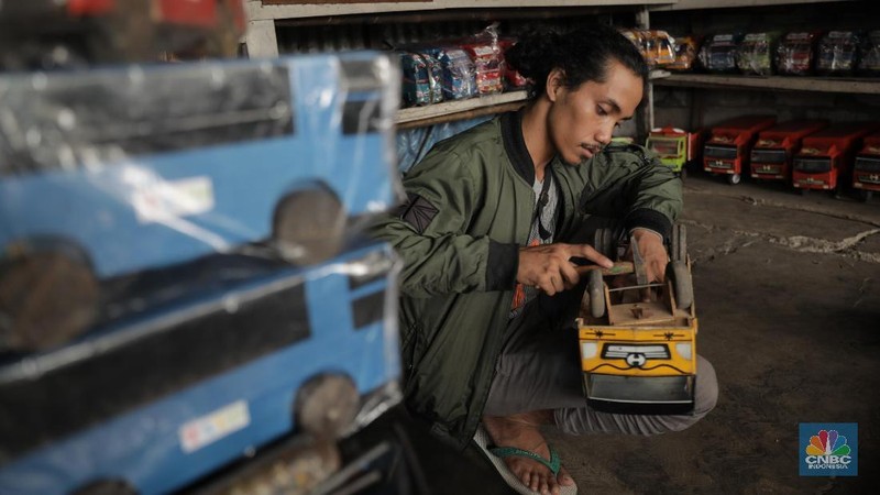Suasana penjualan mainan kayu di lapak milik Uci (31 tahun) yang berlokasi di Jalan Raya Pasar Minggu, Jakarta Selatan, Kamis (30/1/2020).
