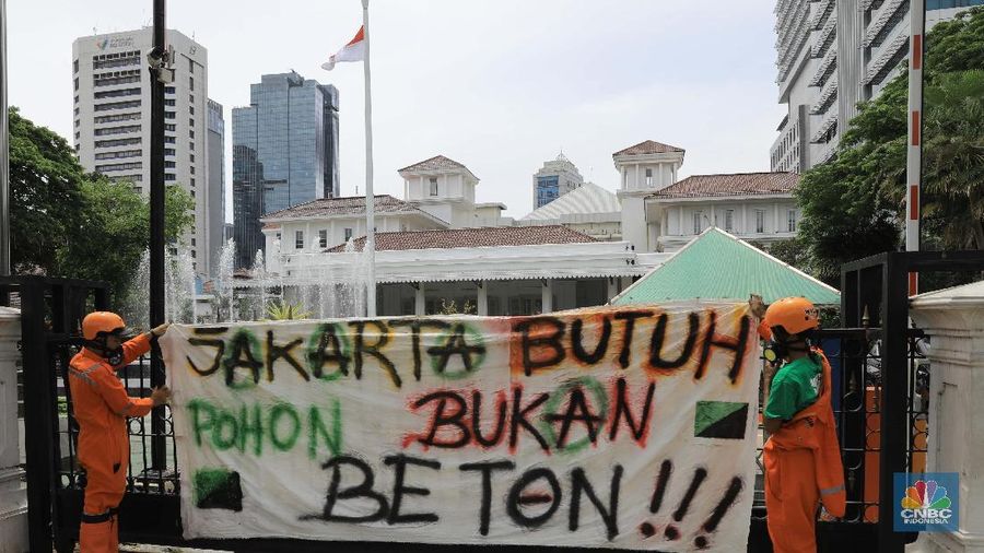 Wahana Lingkungan Hidup melakukan aksi protes di depan Balai Kota DKI Jakarta. Mereka menolak revitalisasi Monas oleh Gubernur DKI Jakarta Anies Baswedan.