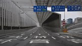 Jalan-jalan di Wuhan nampak lengang setelah merebaknya virus corona. Pemerintah China mengisolasi kota ini, selain itu sejumlah negara di dunia pun berupaya mengevakuasi warga negaranya dari kota Wuhan. (AFP/Hector RETAMAL)