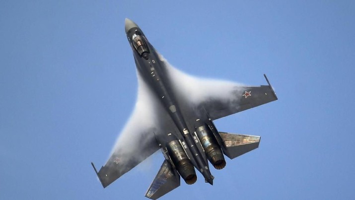 Pesawat Sukhoi SU-35. (AP Photo/Francois Mori)