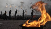 Aktor tampil di sebuah pertunjukan api yang menandai peringatan ke-76 pembebasan Leningrad dari blokade Nazi Jerman dalam Perang Dunia II di St. Petersburg, Rusia, Senin, (27/1). (Foto AP / Dmitri Lovetsky)