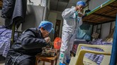 Pakar penapasan China, Zhong Nangshan memperkirakan puncak wabah virus corona akan mencapai puncaknya dalam 10 hari ke depan. (Photo by STR / AFP) / China OUT