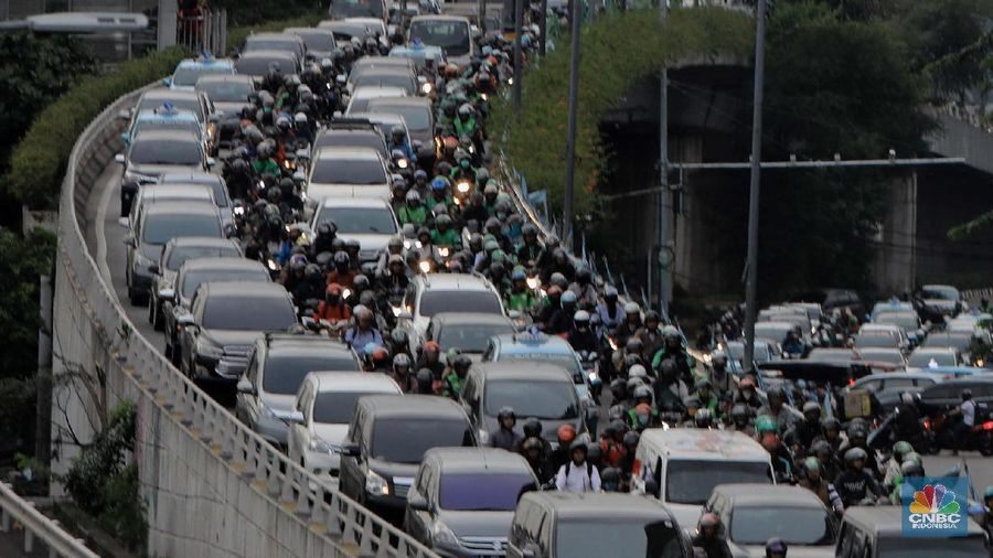 Di kota-kota besar penggunaan sepeda motor bakan makin terpinggirkan.
