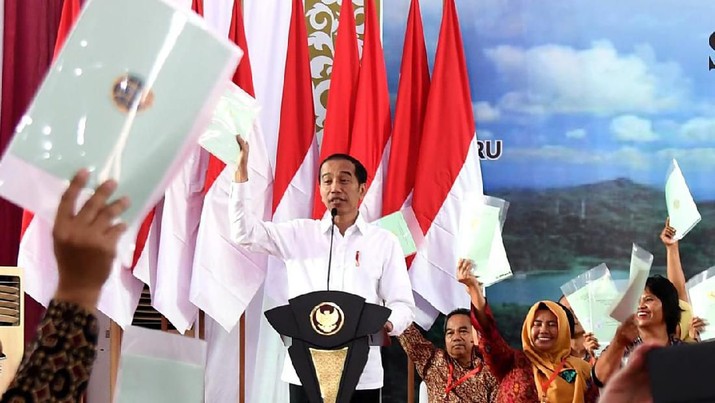 Presiden Joko Widodo (Jokowi) menyerahkan ribuan sertifikat hak atas tanah kepada masyarakat di Kulon Progo, Yogyakarta. (Biro Pers Sekretariat Presiden/Rusman)