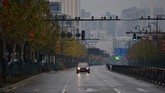 Sebelum diisolasi akibat wabah virus corona, Wuhan adalah salah satu pusat kota transportasi di China. Pasalnya, kota itu dilalui banyak jalur kereta api, bandara, feri, trem, hingga jalan tol menuju kota lain di China. (AFP/Hector RETAMAL)