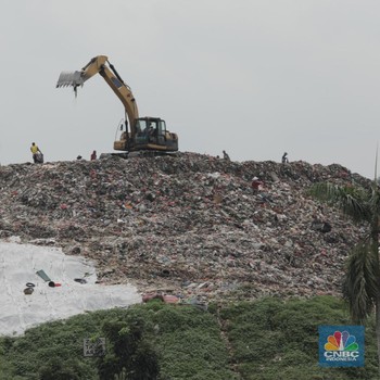 Redam Bau Tak Sedap, TPA Cipayung Kini Ditutupi oleh Plastik