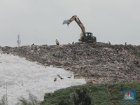 Redam Bau Tak Sedap, TPA Cipayung Kini Ditutupi oleh Plastik