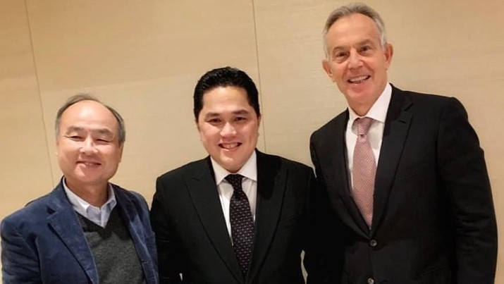Menteri BUMN Erick Thohir (tengah) bersama CEO Softbank, Masayoshi Son (kiri) dan Mantan Perdana Menteri Inggris, Tony Blair (kanan). (Dok. Instagram @erickthohir)