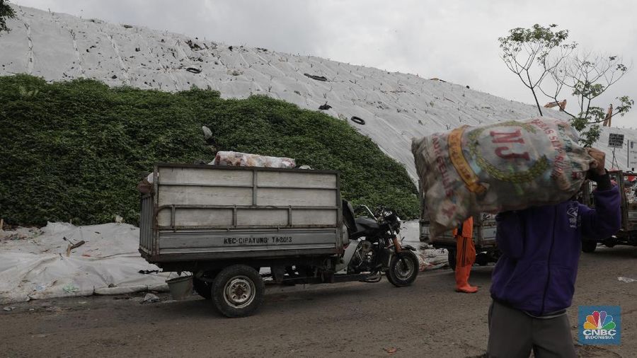 Saat ini untuk mengurangi bau tidak sedap dan mengurangi gas metan yang ditimbulkan sampah, TPA ini sebagian ditutupi oleh plastik berbahan singkong.