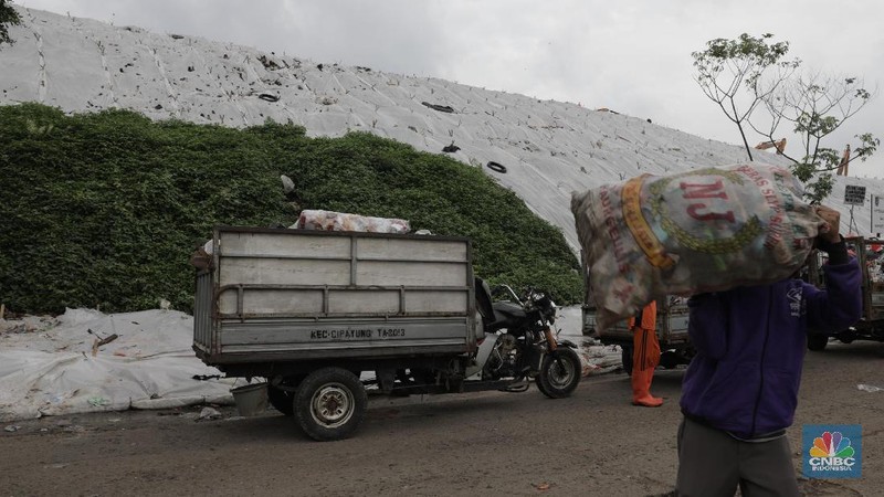 Saat ini untuk mengurangi bau tidak sedap dan mengurangi gas metan yang ditimbulkan sampah, TPA ini sebagian ditutupi oleh plastik berbahan singkong.