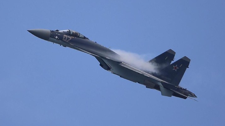 Pesawat Sukhoi SU-35. (AP Photo/Francois Mori) Pesawat Sukhoi SU-35. (AP Photo/Francois Mori)