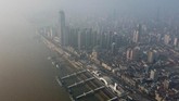 Foto aerial menampilkan gedung perkantoran dan kawasan hunian di Kota Wuhan, Provinsi Hubei, China yang tampak lengang. Wuhan adalah kota pertama ditemukannya infeksi virus corona yang kemudian menjadi wabah menakutkan dunia. (AFP/Hector RETAMAL)