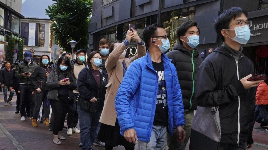 People queue up to buy face masks at a cosmetics shop in Hong Kong, Thursday, Jan. 30, 2020. The death toll rose to 170 in the new virus outbreak in China on Thursday as foreign evacuees from the worst-hit region begin returning home under close observation and world health officials expressed 